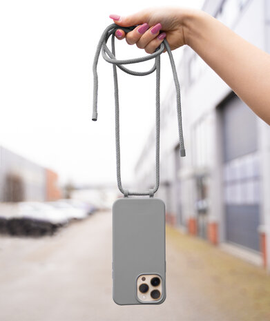 Coverzs Coverzs Silicone case met koord geschikt voor iPhone 14 (grijs) + ShieldCase screenprotector - beschermglas iPhone bescherming - iPhone case bescherm hoesje + Screenprotector