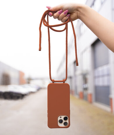 Coverzs Coverzs Silicone case met koord geschikt voor iPhone 14 Plus (bruin) + ShieldCase screenprotector - beschermglas iPhone bescherming - iPhone case bescherm hoesje + Screenprotector