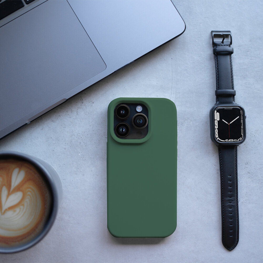 Coverzs Coverzs Solid silicone case geschikt voor iPhone 14 (dennengroen) + ShieldCase screenprotector - beschermglas iPhone bescherming - iPhone case bescherm hoesje + Screenprotector