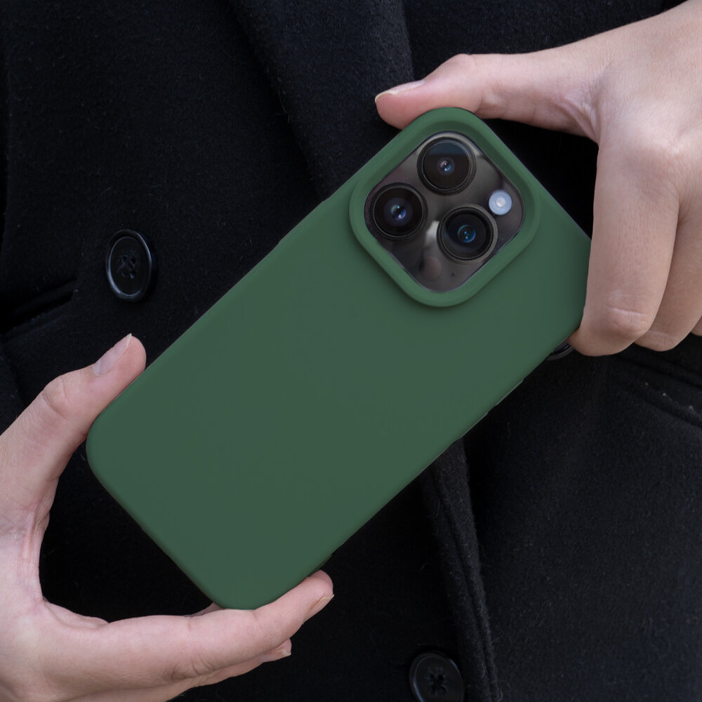 Coverzs Coverzs Solid silicone case geschikt voor iPhone 14 (dennengroen) + ShieldCase screenprotector - beschermglas iPhone bescherming - iPhone case bescherm hoesje + Screenprotector