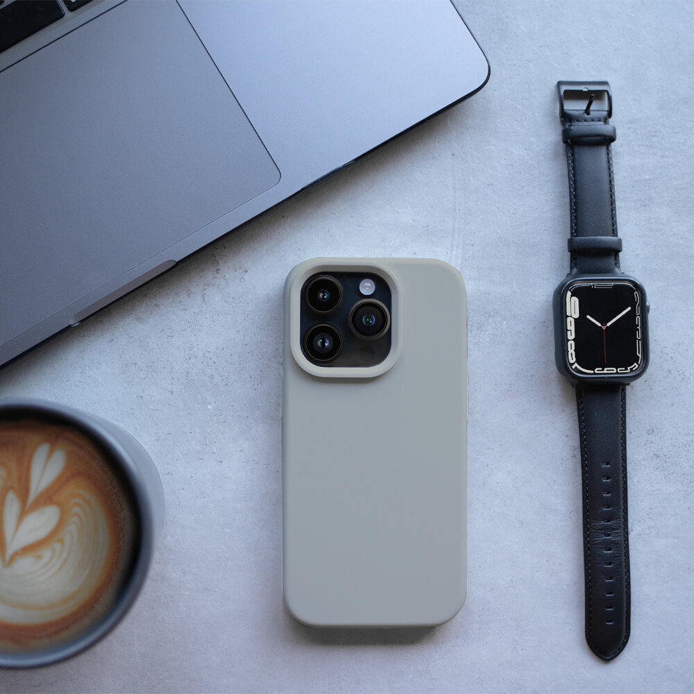 Coverzs Coverzs Solid silicone case geschikt voor iPhone 14 (grijs) + ShieldCase screenprotector - beschermglas iPhone bescherming - iPhone case bescherm hoesje + Screenprotector