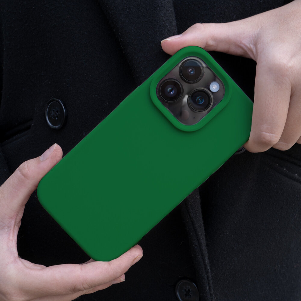 Coverzs Coverzs Solid silicone case geschikt voor iPhone 14 (groen) + ShieldCase screenprotector - beschermglas iPhone bescherming - iPhone case bescherm hoesje + Screenprotector