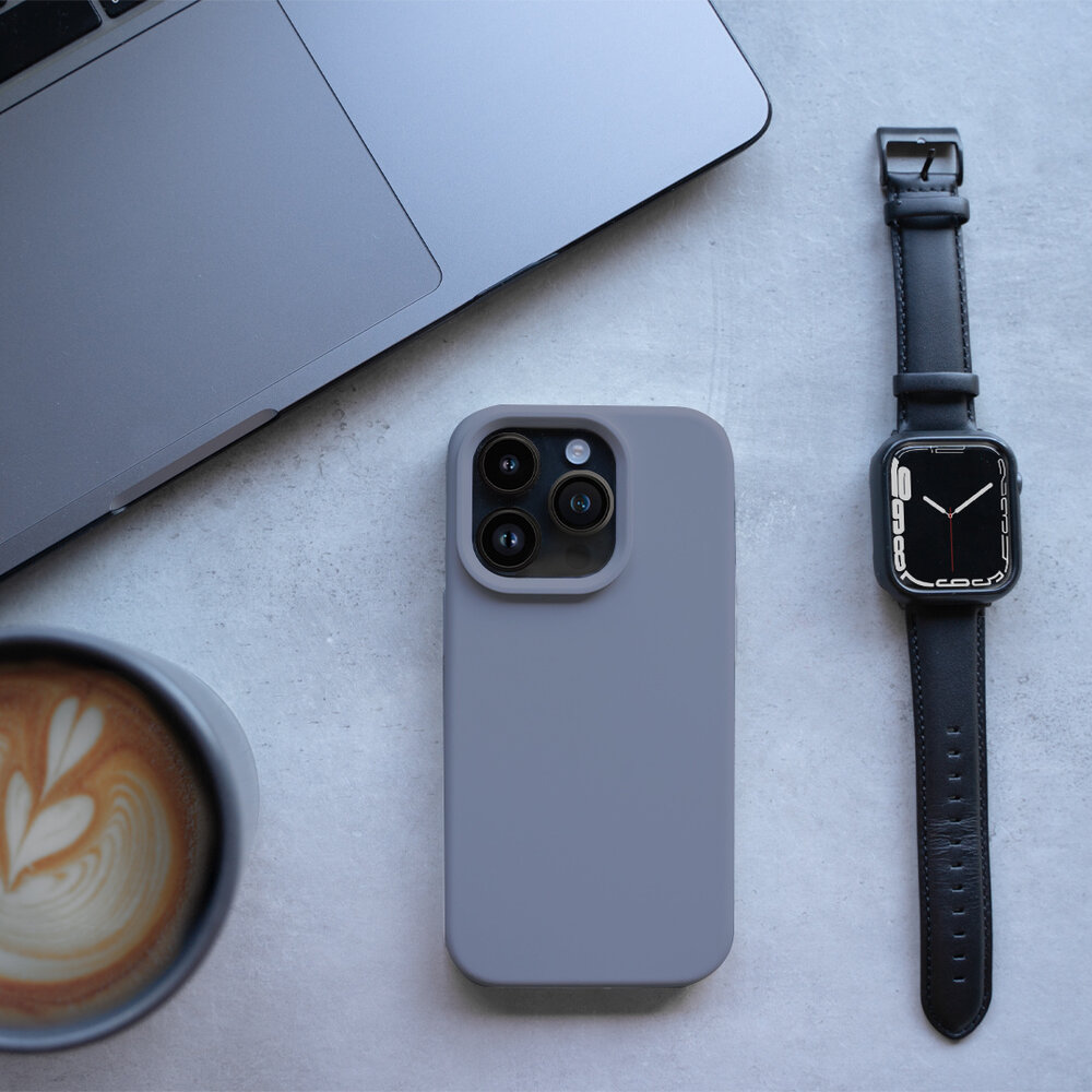 Coverzs Coverzs Solid silicone case geschikt voor iPhone 14 (lavendel grijs) + ShieldCase screenprotector - beschermglas iPhone bescherming - iPhone case bescherm hoesje + Screenprotector