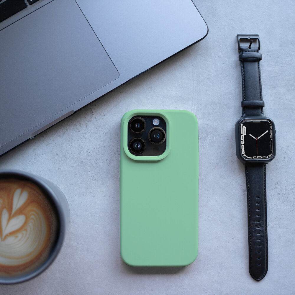 Coverzs Coverzs Solid silicone case geschikt voor iPhone 14 (mint) + ShieldCase screenprotector - beschermglas iPhone bescherming - iPhone case bescherm hoesje + Screenprotector