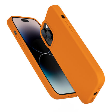 Coverzs Coverzs Solid silicone case geschikt voor iPhone 14 (oranje) + ShieldCase screenprotector - beschermglas iPhone bescherming - iPhone case bescherm hoesje + Screenprotector