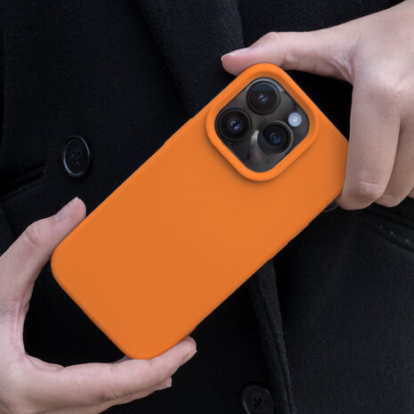 Coverzs Coverzs Solid silicone case geschikt voor iPhone 14 (oranje) + ShieldCase screenprotector - beschermglas iPhone bescherming - iPhone case bescherm hoesje + Screenprotector