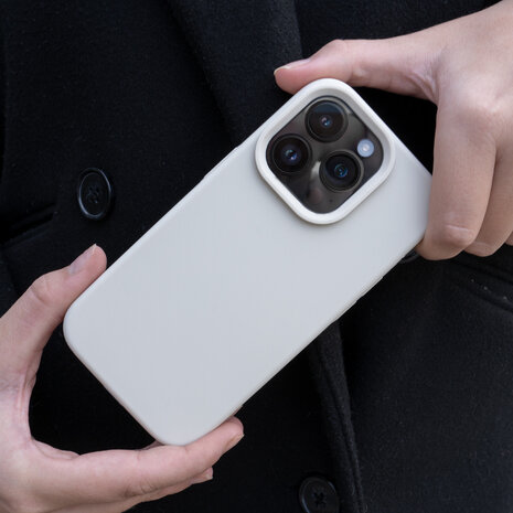 Coverzs Coverzs Solid silicone case geschikt voor iPhone 14 (wit) + ShieldCase screenprotector - beschermglas iPhone bescherming - iPhone case bescherm hoesje + Screenprotector