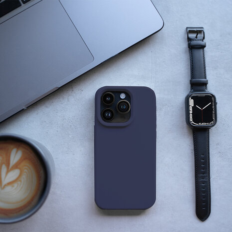 Coverzs Coverzs Solid silicone case geschikt voor iPhone 14 Plus (donkerblauw) + ShieldCase screenprotector - beschermglas iPhone bescherming - iPhone case bescherm hoesje + Screenprotector