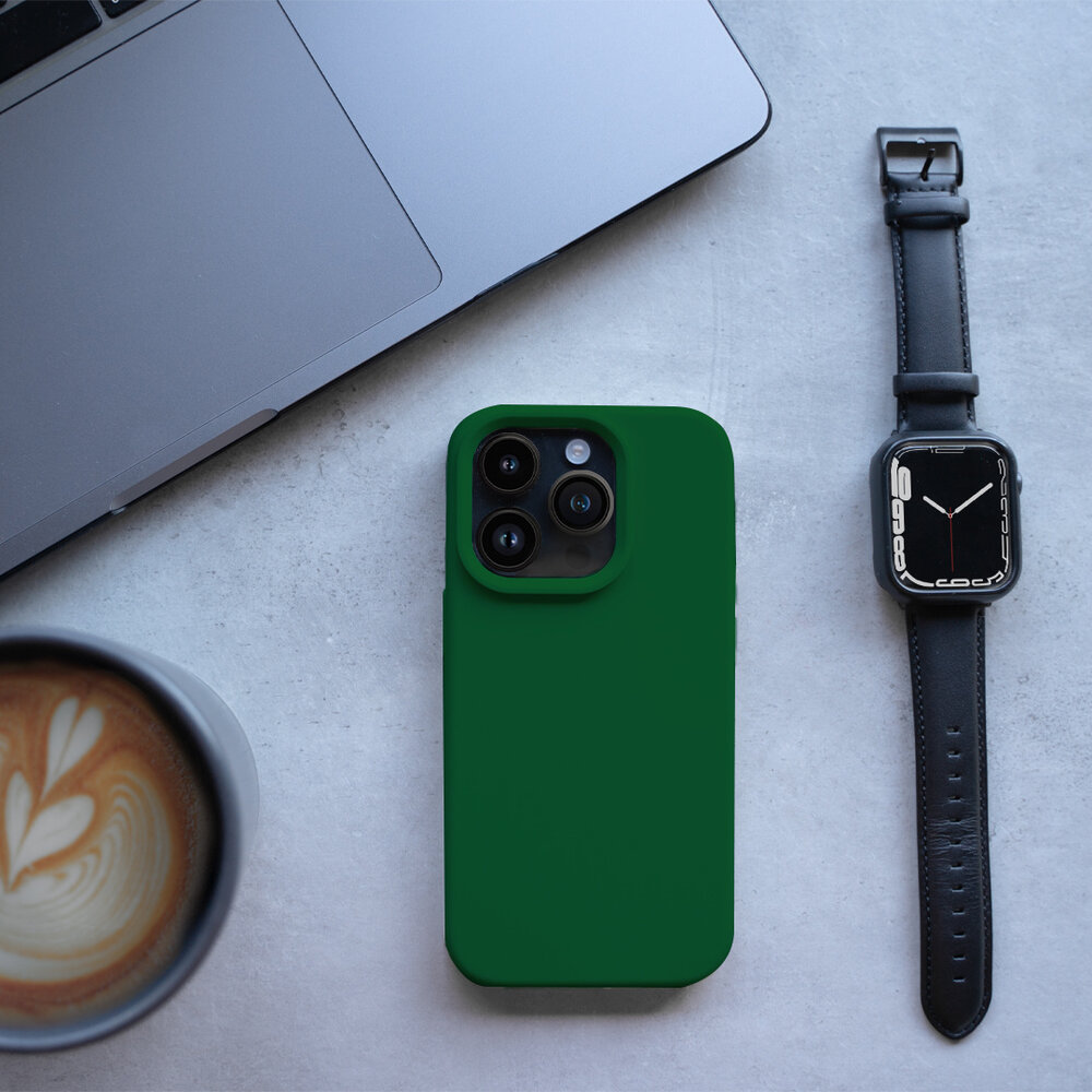 Coverzs Coverzs Solid silicone case geschikt voor iPhone 14 Plus (groen) + ShieldCase screenprotector - beschermglas iPhone bescherming - iPhone case bescherm hoesje + Screenprotector