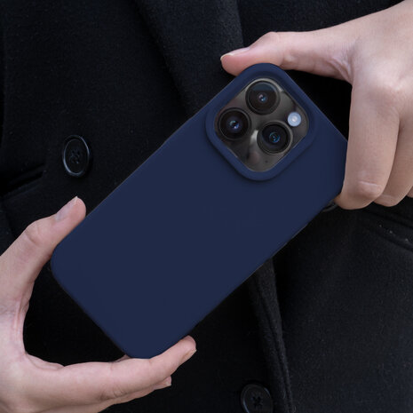 Coverzs Coverzs Solid silicone case geschikt voor iPhone 14 Pro (marine blauw) + ShieldCase screenprotector - beschermglas iPhone bescherming - iPhone case bescherm hoesje + Screenprotector
