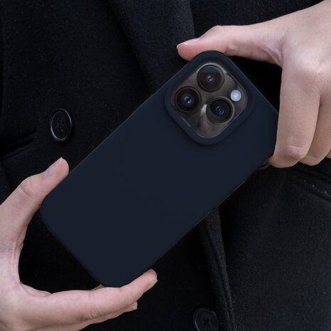 Coverzs Coverzs Solid silicone case geschikt voor iPhone 14 Pro Max (blauw) + ShieldCase screenprotector - beschermglas iPhone bescherming - iPhone case bescherm hoesje + Screenprotector