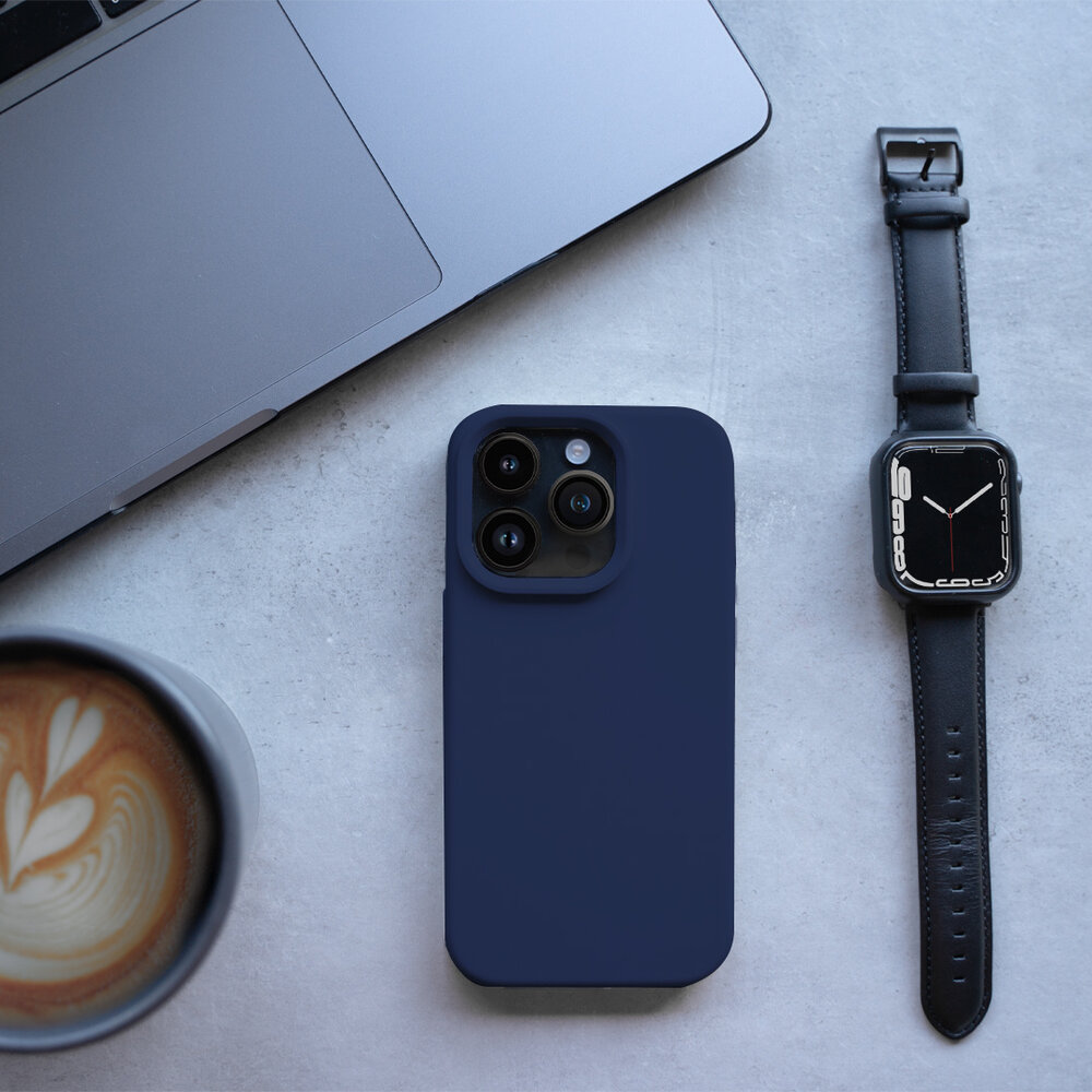 Coverzs Coverzs Solid silicone case geschikt voor iPhone 14 Pro Max (marine blauw) + ShieldCase screenprotector - beschermglas iPhone bescherming - iPhone case bescherm hoesje + Screenprotector