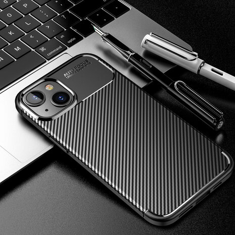 Shieldcase ShieldCase geschikt voor iPhone 14 Carbon Fiber Case (zwart) + ShieldCase screenprotector - beschermglas iPhone bescherming - iPhone case bescherm hoesje + Screenprotector