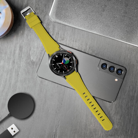 Strap-it Strap-it Bandje geschikt voor Samsung Galaxy Watch 5 (40mm / 44mm / Pro) bandje siliconen bandje (geel) - Incl. Oplader geschikt voor Samsung Galaxy Watch 5 40 mm / 44 mm / Pro (oplaadkabel)