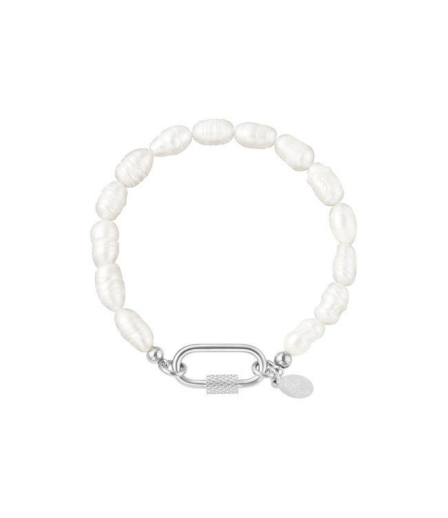 Pearl Ovale Closure Bracelet