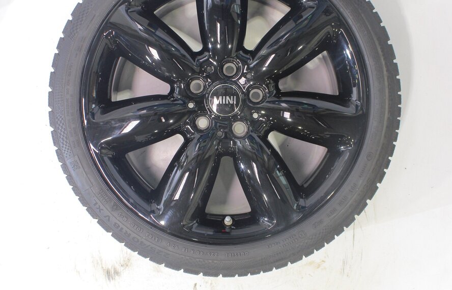 Mini Mini Clubman F54 521 18-Zoll-Felgen Continental Runflat Winterkompletträder Original