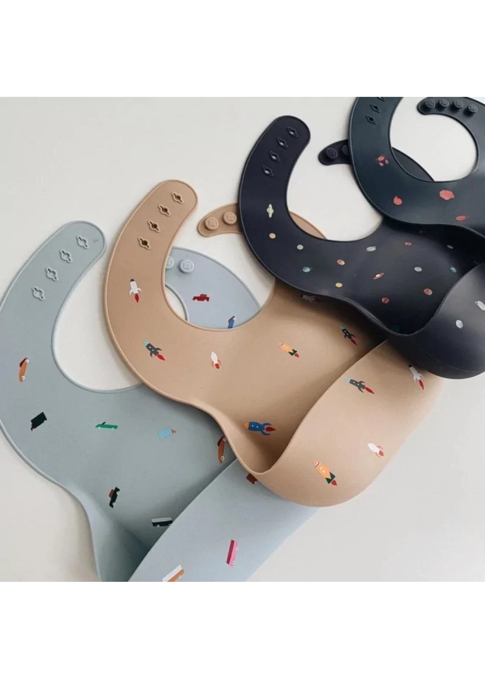 Mushie Mushie Silicone Bib Slabber Retro Cars