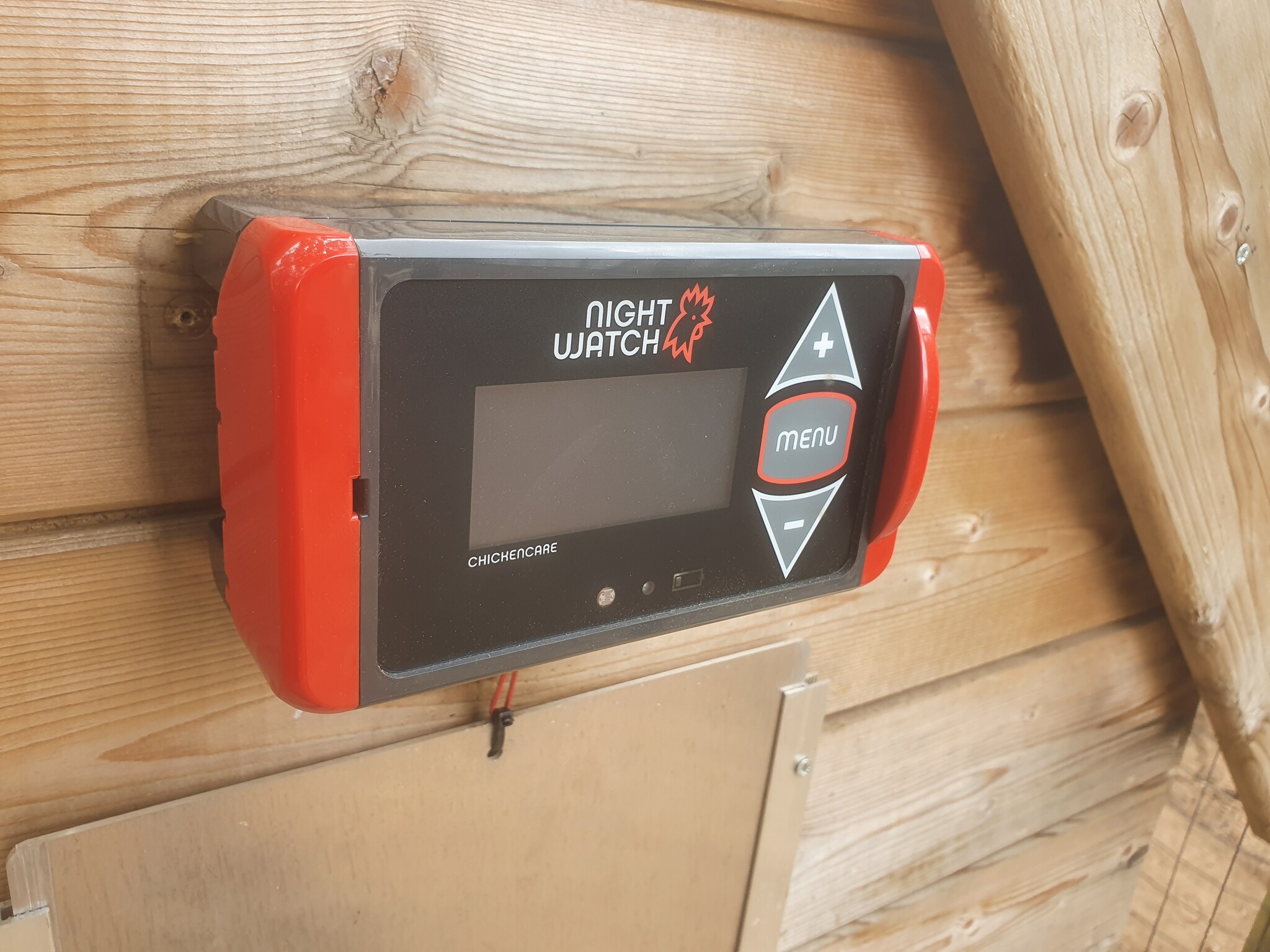 Extra Grote Automatische Kippenhokdeur op Zonne-energie met Afstandsbediening – LCD Display, Lichtsensor, Timer & Anti-Knelfunctie – Opening 28,7 x 22,1 cm – 5 Jaar Garantie – Okköbi