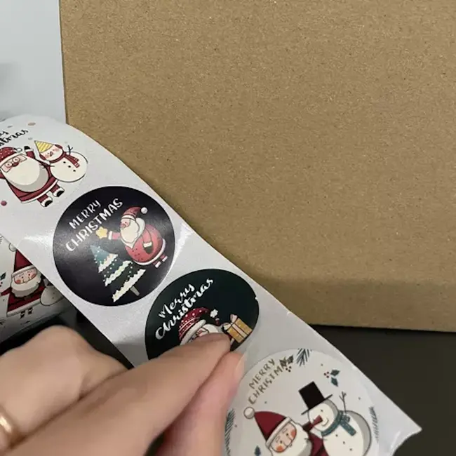 Ruhhy Kerststickers op rol – 500 stuks – 8 vrolijke patronen – zelfklevend gemak – feestelijke versiering