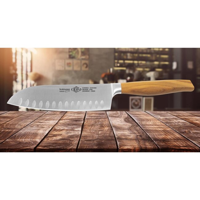 Eikaso Solingen Santokumes 20 cm – Gesmeed met Kullenschliff – Olijfhouten Handvat