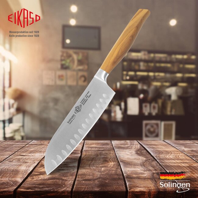 Eikaso Solingen Santokumes 16 cm – Gesmeed met Kullenschliff – Olijfhouten Handvat