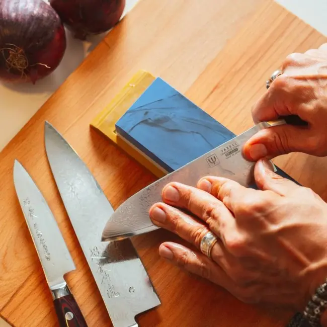Yaxell 1000/3000 Wetsteen / Combinatiesteen / Slijpsteen – Dubbele Korrelgrofte – Inclusief Angle-Keeper en Nivelleringsteen – Voor Precisie Slijpen en Fijn Polijsten van Japanse Messen