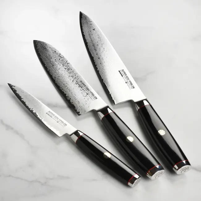 Yaxell Super Gou Ypsilon Messenset – 4-delig – Katana Display met 3 Messen – 193 Lagen Damaststaal – SG2 Staal – 63 HRC – Canvas-Micarta Heft – Japan