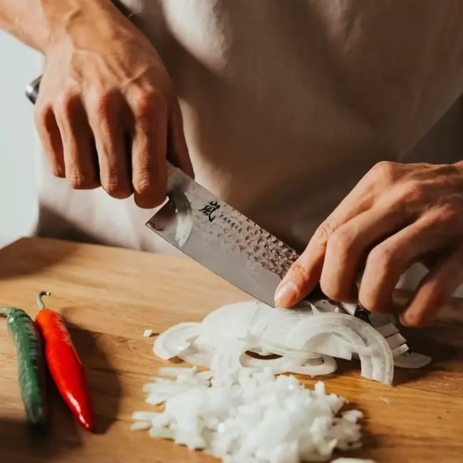 Yaxell Taishi Santoku Mes 16,5 cm – VG-10 Staal – Hardheid 61 HRC – Tsuchime Afwerking – Gehamerd Lemmet – Zwart Pakka Beukenhout Handvat