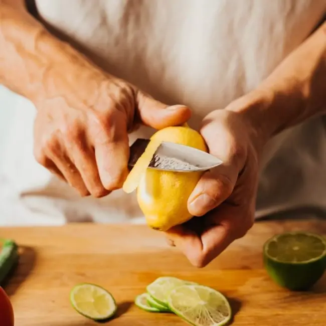 Yaxell Taishi Universeelmes 12 cm – VG-10 Staal – Hardheid 61 HRC – Tsuchime Afwerking – Gehamerd Lemmet – Zwart Pakka Beukenhout Handvat