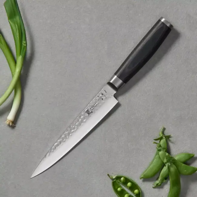 Yaxell Taishi Vleesmes 18 cm – VG-10 Staal – Hardheid 61 HRC – Tsuchime Afwerking – Gehamerd Lemmet – Zwart Pakka Beukenhout Handvat