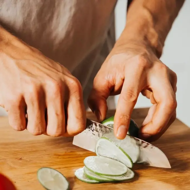 Yaxell Taishi Santoku Mes 12,5 cm – VG-10 Staal – Hardheid 61 HRC – Tsuchime Afwerking – Gehamerd Lemmet – Zwart Pakka Beukenhout Handvat
