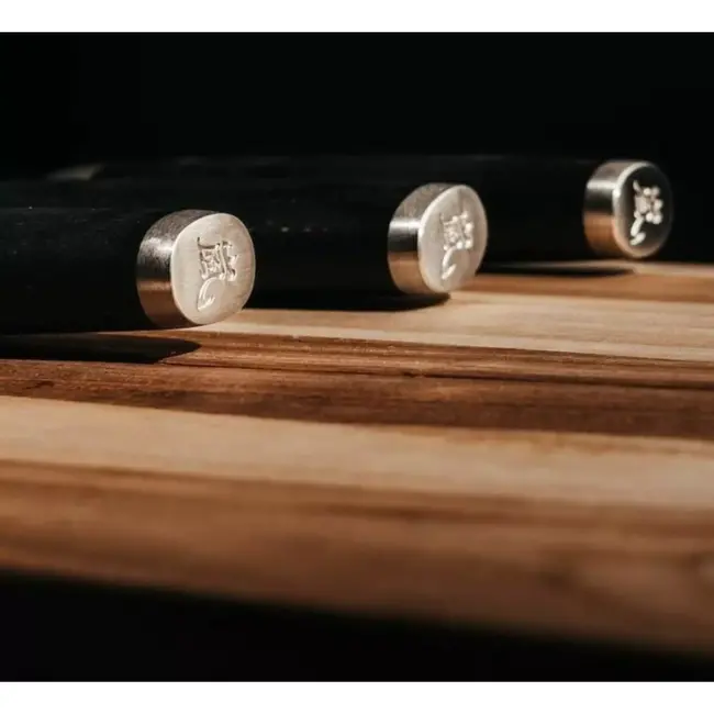 Yaxell Taishi Kiritsuke Koksmes 20 cm – VG-10 Staal – Hardheid 61 HRC – Tsuchime Afwerking – Gehamerd Lemmet – Zwart Pakka Beukenhout Handvat