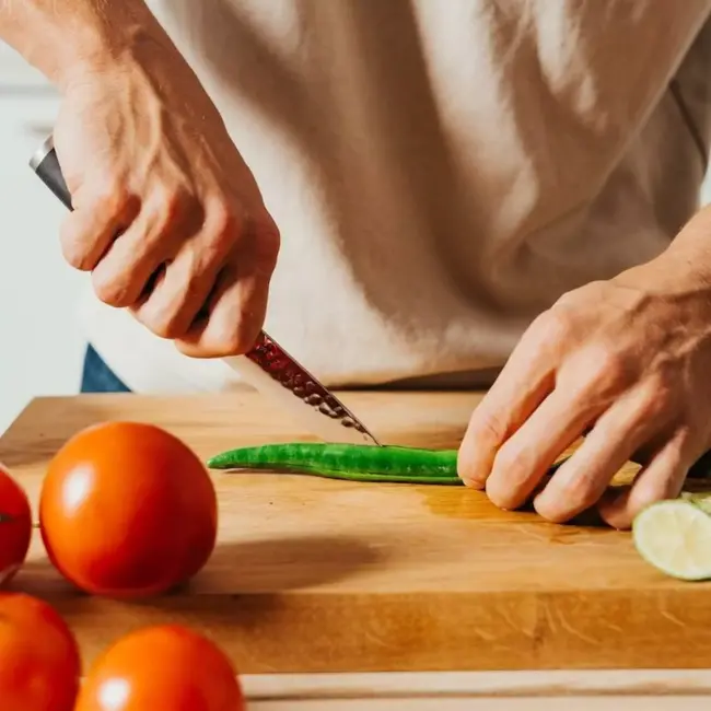 Yaxell Taishi Schilmes 10 cm – VG-10 Staal – Hardheid 61 HRC – Tsuchime Afwerking – Gehamerd Lemmet – Zwart Pakka Beukenhout Handvat