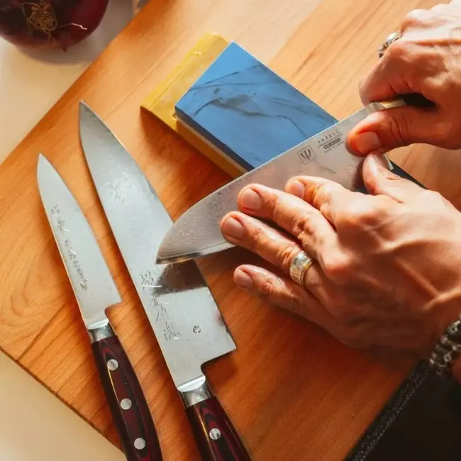 Yaxell 3000/8000 Wetsteen / Combinatiesteen / Slijpsteen – Dubbele Korrelgrofte – Inclusief Angle-Keeper en Nivelleringsteen – Perfect voor Fijnslijpen en Polijsten