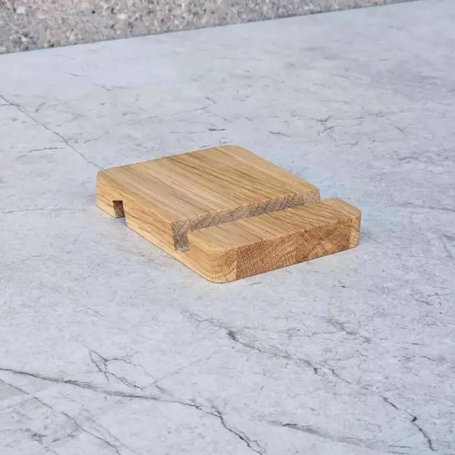 HOCHO Eikenhouten Telefoonhouder 100x80x15 mm – Personaliseerbaar en Stijlvol
