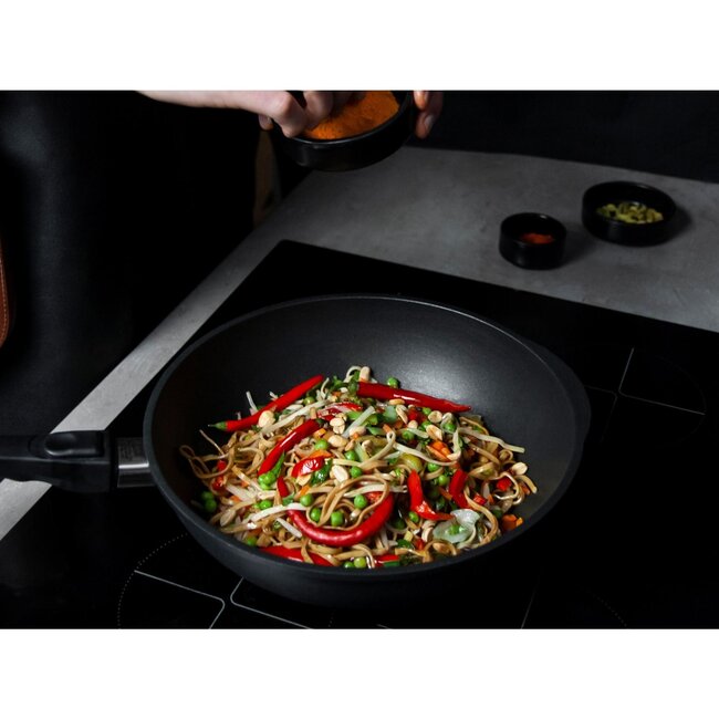 AMT Gastroguss Grote aluminium wok – inductie geschikt – veelzijdig koken – 32 cm – zwart