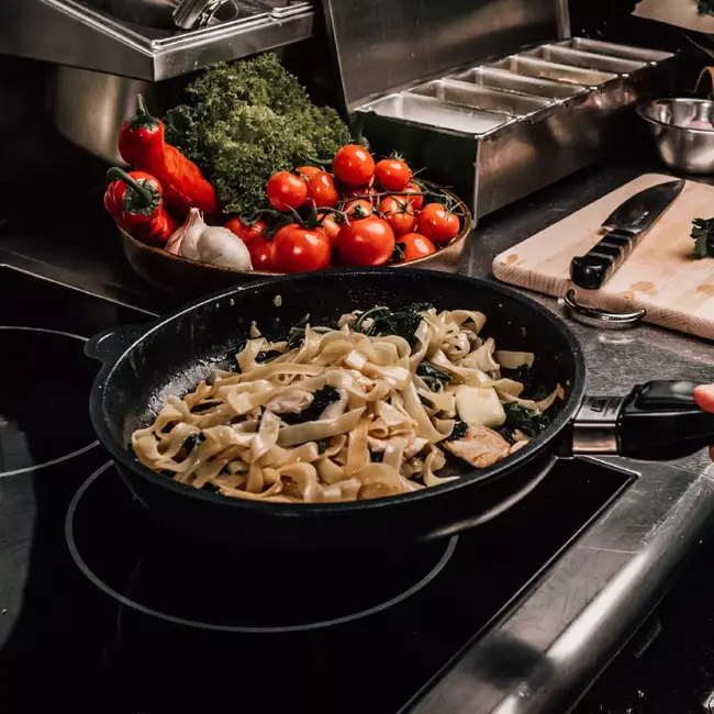 AMT Gastroguss Grote koekenpan – 32 cm – Energiezuinig – Non-stick – Geschikt voor alle warmtebronnen