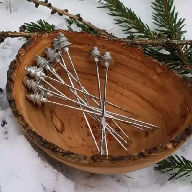 Anovi Tapasprikkers met Kerstboomontwerp – Zilvertin – 8 cm – Set van 4 in Luxe Doosje