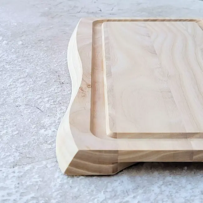 HOCHO Snijplank Fala – Essenhout Raw – 450x250x23 mm – Met Voetjes – Golvende Vorm