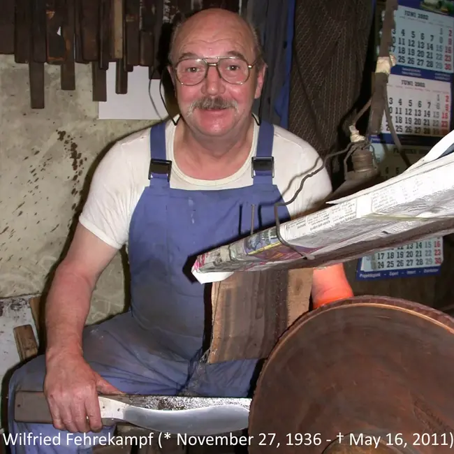 Robert Herder Ontbijtmes – Buckels – RVS – Fehrekampf – Lemmet 118 mm – Heft Walnotenhout