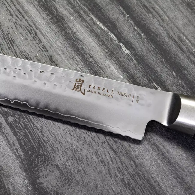 Yaxell Taishi Broodmes 25 cm – VG-10 Staal – Hardheid 61 HRC – Tsuchime Afwerking – Gehamerd Lemmet – Zwart Pakka Beukenhout Handvat