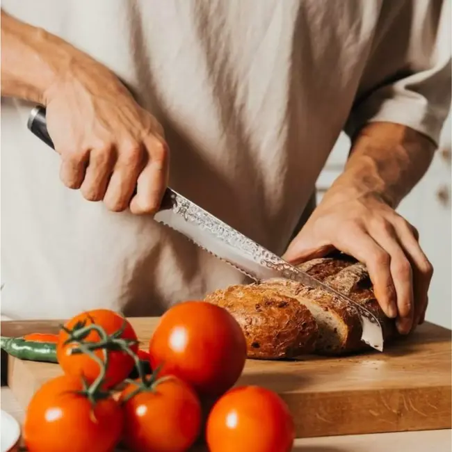 Yaxell Taishi Broodmes 25 cm – VG-10 Staal – Hardheid 61 HRC – Tsuchime Afwerking – Gehamerd Lemmet – Zwart Pakka Beukenhout Handvat