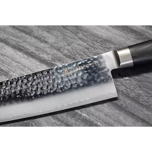 Yaxell Taishi Koksmes 24 cm – VG-10 Staal – Hardheid 61 HRC – Tsuchime Afwerking – Gehamerd Lemmet – Zwart Pakka Beukenhout Handvat