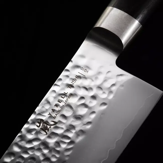 Yaxell Taishi Koksmes 24 cm – VG-10 Staal – Hardheid 61 HRC – Tsuchime Afwerking – Gehamerd Lemmet – Zwart Pakka Beukenhout Handvat