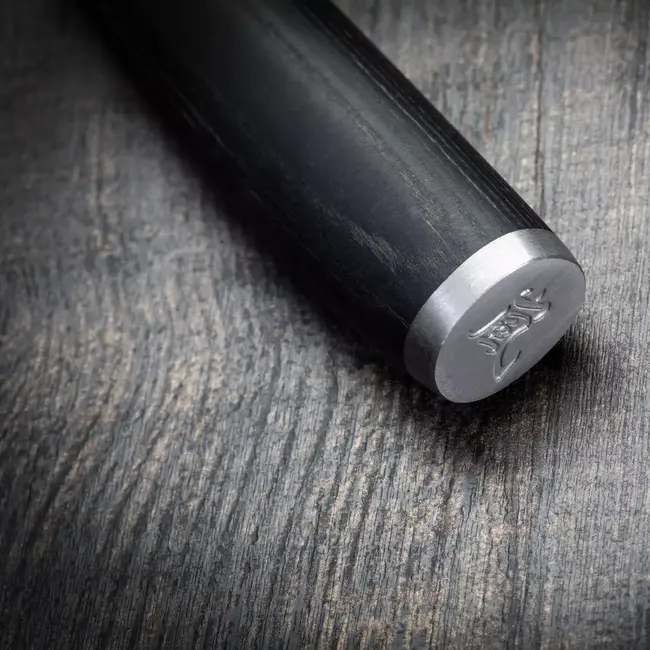 Yaxell Taishi Koksmes 24 cm – VG-10 Staal – Hardheid 61 HRC – Tsuchime Afwerking – Gehamerd Lemmet – Zwart Pakka Beukenhout Handvat