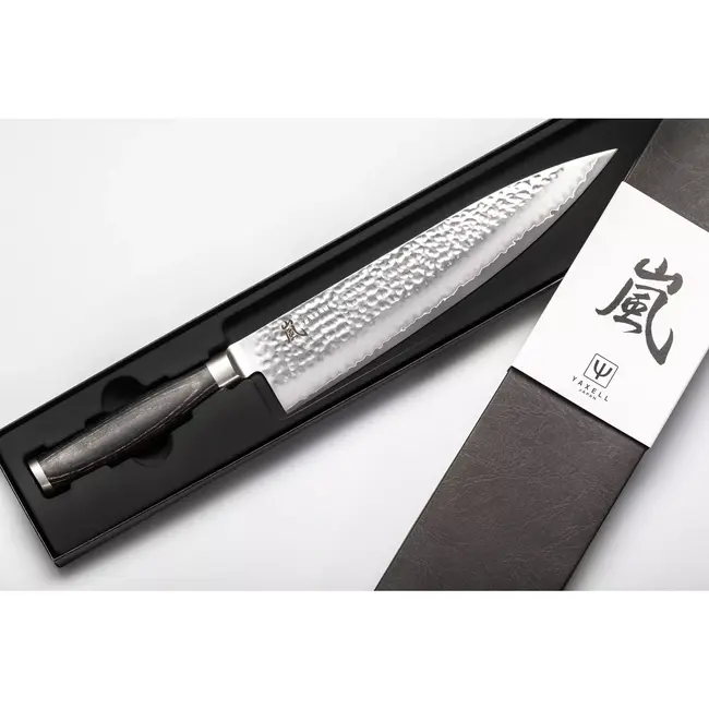 Yaxell Taishi Koksmes 24 cm – VG-10 Staal – Hardheid 61 HRC – Tsuchime Afwerking – Gehamerd Lemmet – Zwart Pakka Beukenhout Handvat