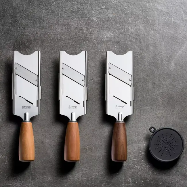 Triangle Duurzame Truffelschaaf – 24,5 cm – RVS met Pruimenhouten Heft