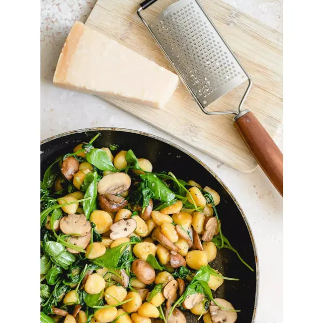 Triangle Duurzame RVS Kaasrasp met Pruimenhouten Handvat – Elegant & Efficiënt