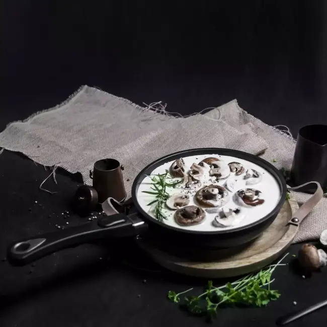 AMT Gastroguss Sauteuse – Ø 24 cm – Inductiegeschikt – Snelle Verwarming – Ovenbestendig