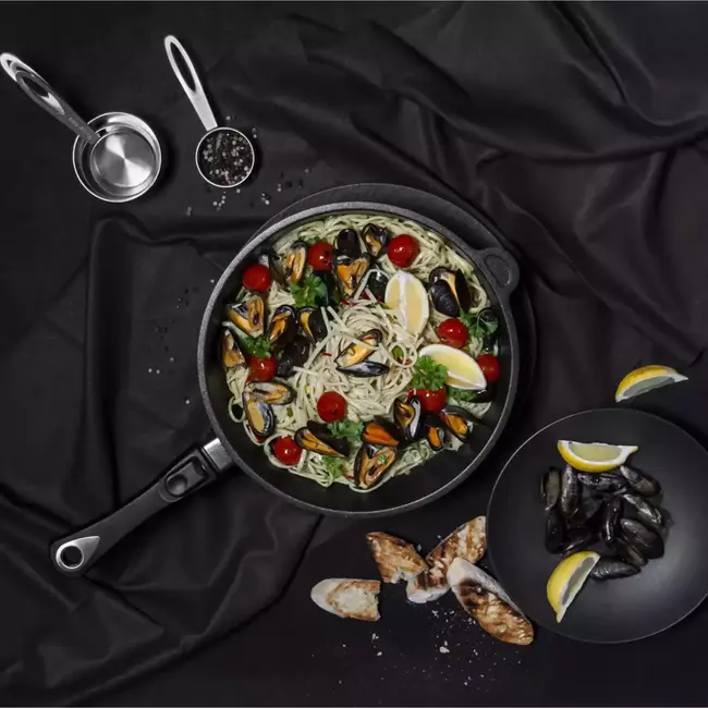 AMT Gastroguss Braadpan 28 cm – Handgegoten – Inductiegeschikt – Duurzaam en veelzijdig